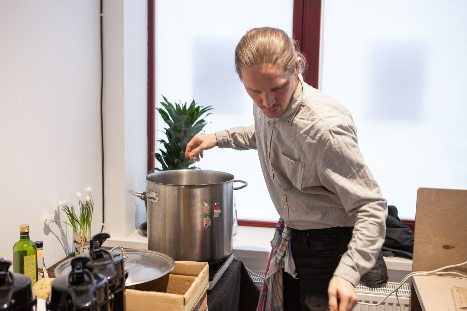 halfdan muritzen cooking soup, photo by maija demitere